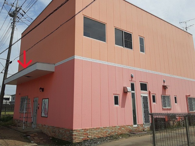 ピンクの建物　軒天破損